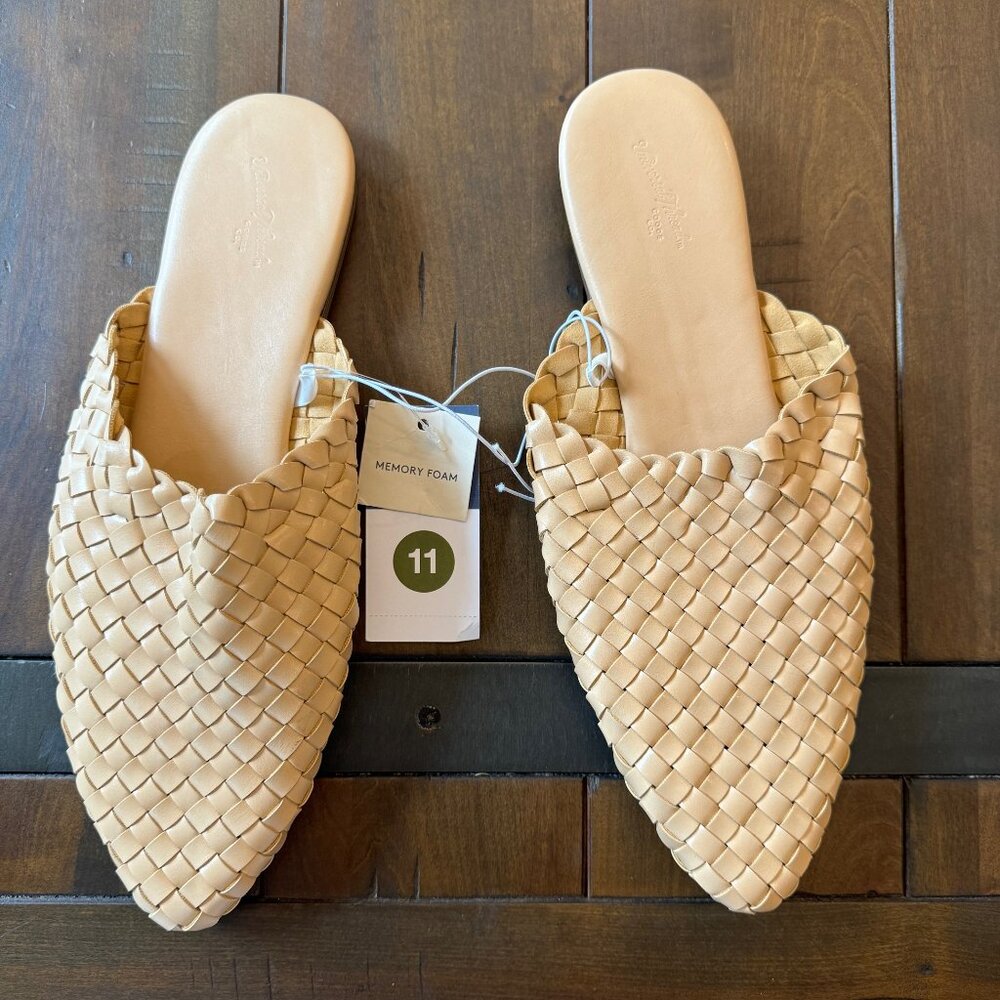 NWT Universal Thread Mules